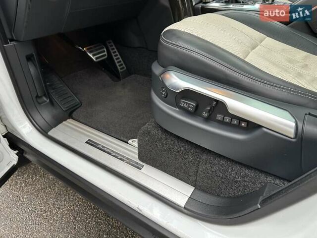 Білий Ленд Ровер Рендж Ровер, об'ємом двигуна 5 л та пробігом 100 тис. км за 23800 $, фото 35 на Automoto.ua