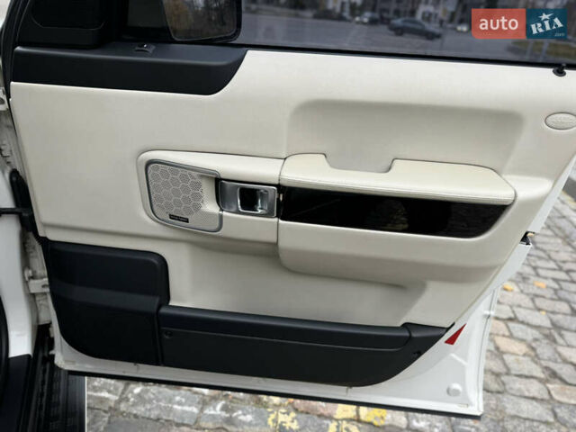 Белый Ленд Ровер Рендж Ровер, объемом двигателя 5 л и пробегом 275 тыс. км за 12500 $, фото 61 на Automoto.ua