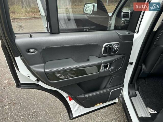 Білий Ленд Ровер Рендж Ровер, об'ємом двигуна 5 л та пробігом 100 тис. км за 23800 $, фото 44 на Automoto.ua