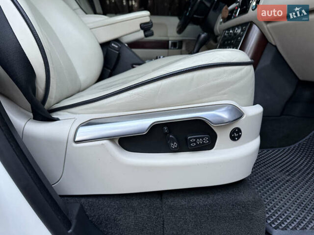 Белый Ленд Ровер Рендж Ровер, объемом двигателя 5 л и пробегом 177 тыс. км за 17000 $, фото 18 на Automoto.ua