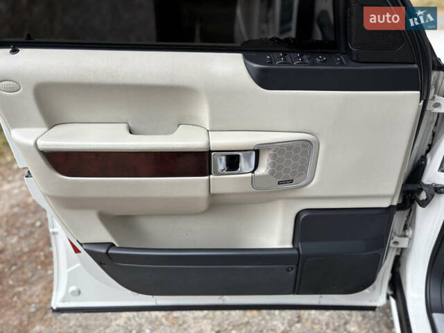 Белый Ленд Ровер Рендж Ровер, объемом двигателя 5 л и пробегом 177 тыс. км за 15900 $, фото 7 на Automoto.ua