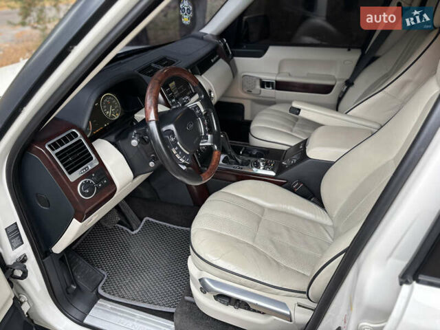 Белый Ленд Ровер Рендж Ровер, объемом двигателя 5 л и пробегом 177 тыс. км за 15900 $, фото 8 на Automoto.ua