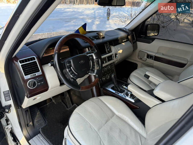 Білий Ленд Ровер Рендж Ровер, об'ємом двигуна 5 л та пробігом 179 тис. км за 16499 $, фото 16 на Automoto.ua