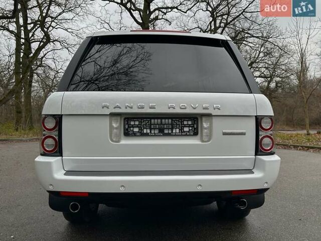 Білий Ленд Ровер Рендж Ровер, об'ємом двигуна 5 л та пробігом 100 тис. км за 23800 $, фото 12 на Automoto.ua