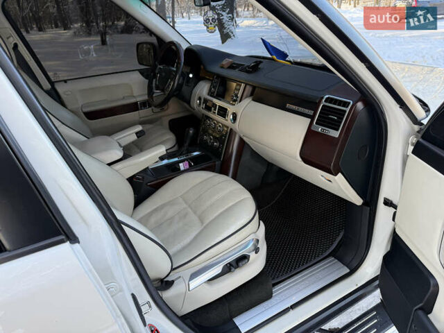 Білий Ленд Ровер Рендж Ровер, об'ємом двигуна 5 л та пробігом 179 тис. км за 16499 $, фото 26 на Automoto.ua
