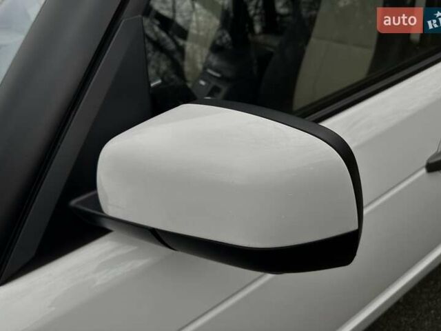 Білий Ленд Ровер Рендж Ровер, об'ємом двигуна 5 л та пробігом 100 тис. км за 25999 $, фото 24 на Automoto.ua