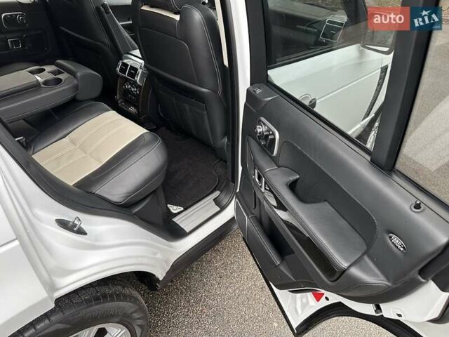 Білий Ленд Ровер Рендж Ровер, об'ємом двигуна 5 л та пробігом 100 тис. км за 25999 $, фото 49 на Automoto.ua