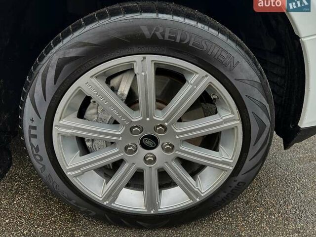 Білий Ленд Ровер Рендж Ровер, об'ємом двигуна 5 л та пробігом 100 тис. км за 23800 $, фото 18 на Automoto.ua