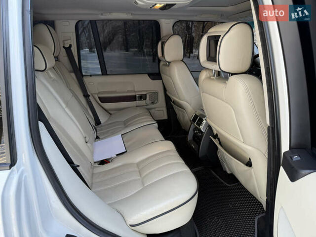 Білий Ленд Ровер Рендж Ровер, об'ємом двигуна 5 л та пробігом 179 тис. км за 16499 $, фото 27 на Automoto.ua