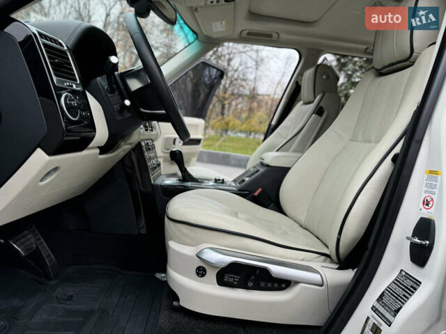 Белый Ленд Ровер Рендж Ровер, объемом двигателя 5 л и пробегом 275 тыс. км за 12500 $, фото 47 на Automoto.ua