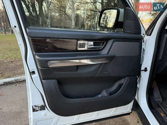 Білий Ленд Ровер Рендж Ровер, об'ємом двигуна 5 л та пробігом 156 тис. км за 15000 $, фото 16 на Automoto.ua