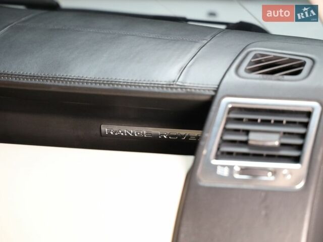 Білий Ленд Ровер Рендж Ровер, об'ємом двигуна 5 л та пробігом 207 тис. км за 21500 $, фото 45 на Automoto.ua