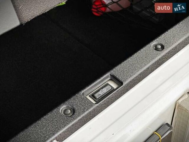 Белый Ленд Ровер Рендж Ровер, объемом двигателя 4.37 л и пробегом 300 тыс. км за 16500 $, фото 11 на Automoto.ua