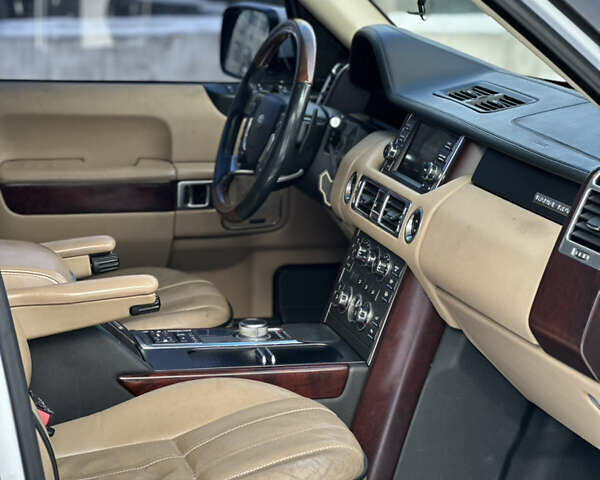 Белый Ленд Ровер Рендж Ровер, объемом двигателя 4.37 л и пробегом 217 тыс. км за 16500 $, фото 13 на Automoto.ua