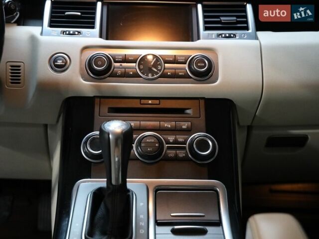 Білий Ленд Ровер Рендж Ровер, об'ємом двигуна 5 л та пробігом 207 тис. км за 21500 $, фото 19 на Automoto.ua