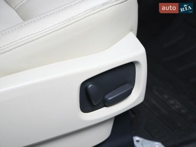 Білий Ленд Ровер Рендж Ровер, об'ємом двигуна 5 л та пробігом 207 тис. км за 21500 $, фото 42 на Automoto.ua