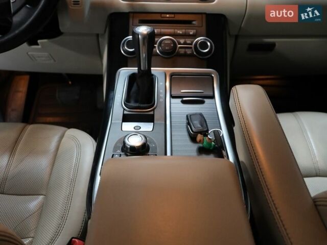 Білий Ленд Ровер Рендж Ровер, об'ємом двигуна 5 л та пробігом 207 тис. км за 21500 $, фото 18 на Automoto.ua