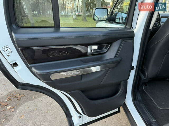 Білий Ленд Ровер Рендж Ровер, об'ємом двигуна 5 л та пробігом 156 тис. км за 15000 $, фото 17 на Automoto.ua