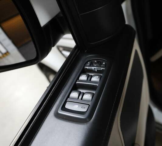 Білий Ленд Ровер Рендж Ровер, об'ємом двигуна 5 л та пробігом 207 тис. км за 21500 $, фото 11 на Automoto.ua