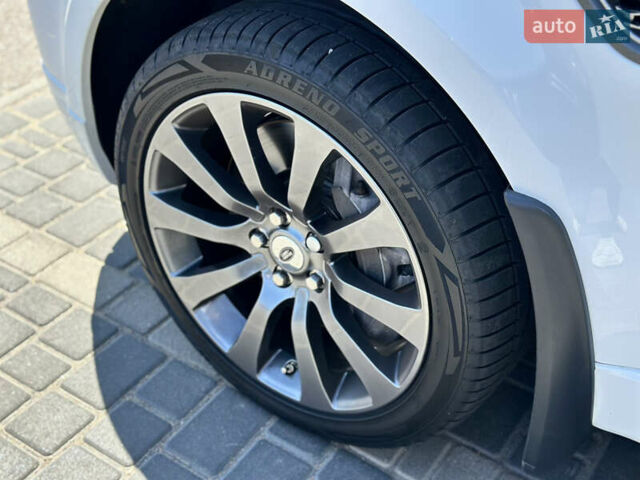 Белый Ленд Ровер Рендж Ровер, объемом двигателя 5 л и пробегом 179 тыс. км за 18000 $, фото 7 на Automoto.ua