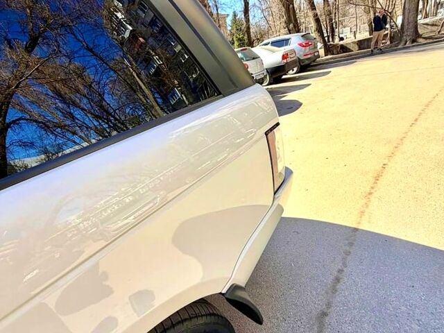 Білий Ленд Ровер Рендж Ровер, об'ємом двигуна 5 л та пробігом 184 тис. км за 17999 $, фото 4 на Automoto.ua