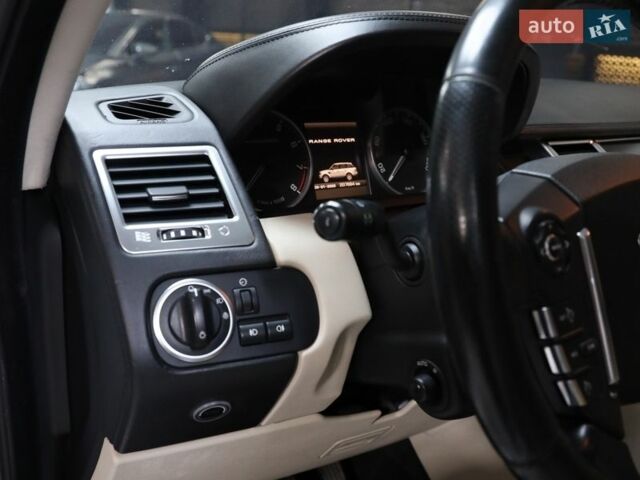 Білий Ленд Ровер Рендж Ровер, об'ємом двигуна 5 л та пробігом 207 тис. км за 21500 $, фото 14 на Automoto.ua