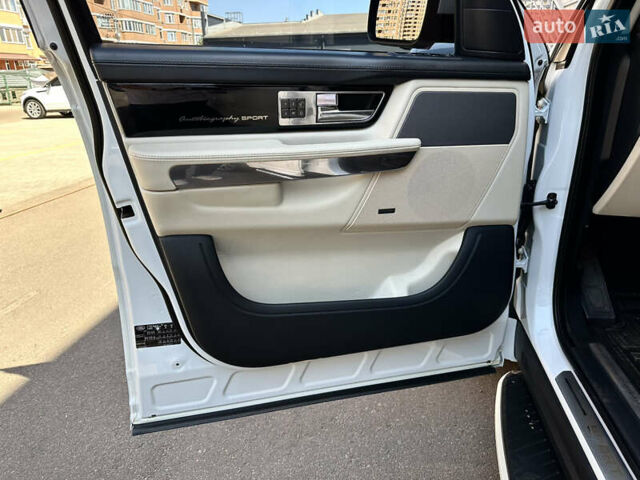 Белый Ленд Ровер Рендж Ровер, объемом двигателя 5 л и пробегом 179 тыс. км за 18000 $, фото 8 на Automoto.ua