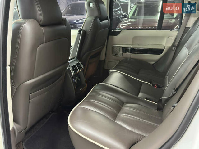 Білий Ленд Ровер Рендж Ровер, об'ємом двигуна 4.37 л та пробігом 126 тис. км за 29000 $, фото 19 на Automoto.ua