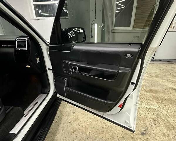 Белый Ленд Ровер Рендж Ровер, объемом двигателя 4.37 л и пробегом 231 тыс. км за 21000 $, фото 14 на Automoto.ua