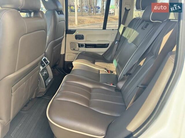 Белый Ленд Ровер Рендж Ровер, объемом двигателя 4.37 л и пробегом 177 тыс. км за 22500 $, фото 12 на Automoto.ua