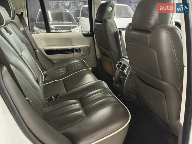 Білий Ленд Ровер Рендж Ровер, об'ємом двигуна 4.37 л та пробігом 126 тис. км за 29000 $, фото 27 на Automoto.ua