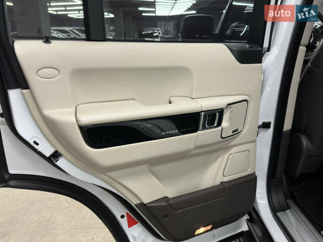 Білий Ленд Ровер Рендж Ровер, об'ємом двигуна 4.37 л та пробігом 126 тис. км за 29000 $, фото 18 на Automoto.ua