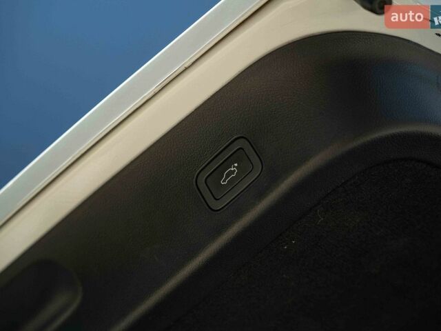 Белый Ленд Ровер Рендж Ровер, объемом двигателя 2.99 л и пробегом 272 тыс. км за 17400 $, фото 17 на Automoto.ua
