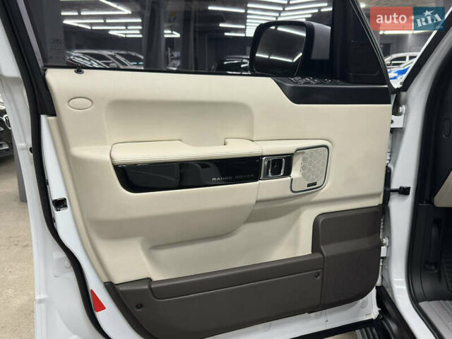 Білий Ленд Ровер Рендж Ровер, об'ємом двигуна 4.37 л та пробігом 126 тис. км за 29000 $, фото 15 на Automoto.ua