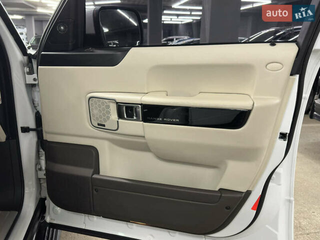 Білий Ленд Ровер Рендж Ровер, об'ємом двигуна 4.37 л та пробігом 126 тис. км за 29000 $, фото 31 на Automoto.ua