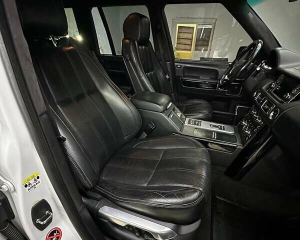 Белый Ленд Ровер Рендж Ровер, объемом двигателя 4.37 л и пробегом 231 тыс. км за 21000 $, фото 11 на Automoto.ua