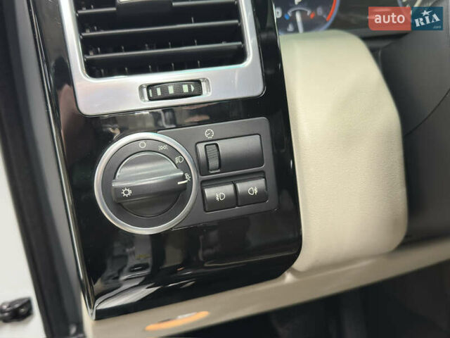 Білий Ленд Ровер Рендж Ровер, об'ємом двигуна 4.37 л та пробігом 126 тис. км за 29000 $, фото 45 на Automoto.ua