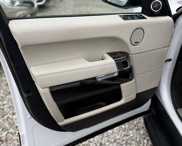 Белый Ленд Ровер Рендж Ровер, объемом двигателя 2.99 л и пробегом 148 тыс. км за 34000 $, фото 16 на Automoto.ua