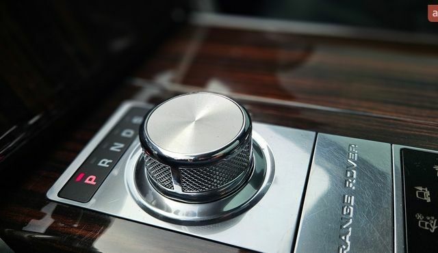 Белый Ленд Ровер Рендж Ровер, объемом двигателя 5 л и пробегом 198 тыс. км за 28500 $, фото 66 на Automoto.ua