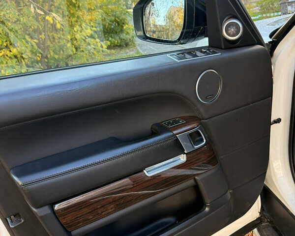 Білий Ленд Ровер Рендж Ровер, об'ємом двигуна 3 л та пробігом 212 тис. км за 28000 $, фото 15 на Automoto.ua