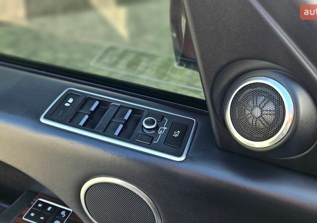 Белый Ленд Ровер Рендж Ровер, объемом двигателя 5 л и пробегом 198 тыс. км за 28500 $, фото 83 на Automoto.ua