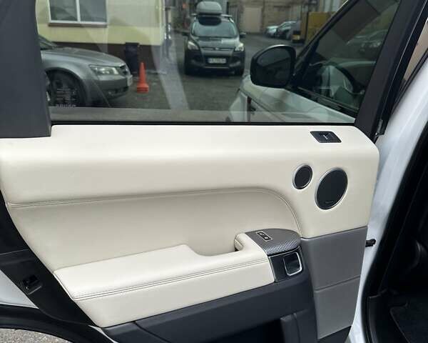 Белый Ленд Ровер Рендж Ровер, объемом двигателя 5 л и пробегом 121 тыс. км за 34500 $, фото 25 на Automoto.ua