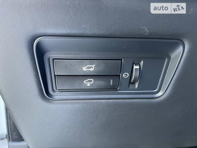 Білий Ленд Ровер Рендж Ровер, об'ємом двигуна 4.4 л та пробігом 180 тис. км за 50000 $, фото 32 на Automoto.ua