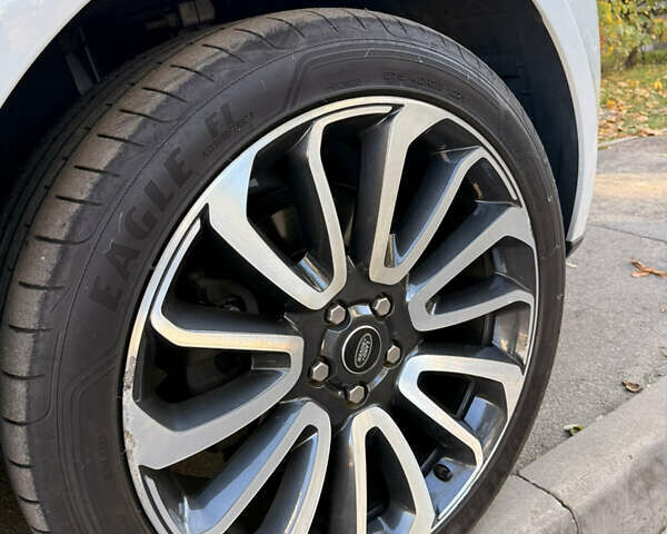 Білий Ленд Ровер Рендж Ровер, об'ємом двигуна 3 л та пробігом 212 тис. км за 28000 $, фото 5 на Automoto.ua