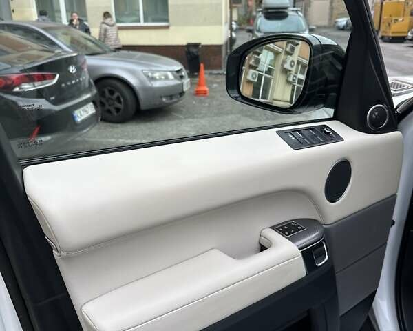 Белый Ленд Ровер Рендж Ровер, объемом двигателя 5 л и пробегом 121 тыс. км за 34500 $, фото 27 на Automoto.ua