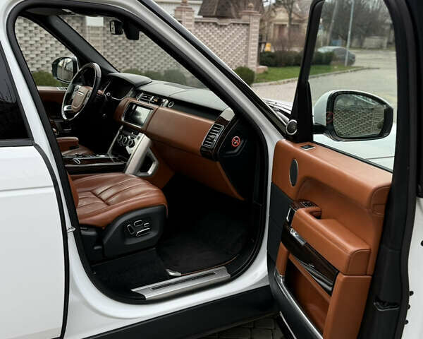 Білий Ленд Ровер Рендж Ровер, об'ємом двигуна 4.4 л та пробігом 130 тис. км за 38500 $, фото 27 на Automoto.ua