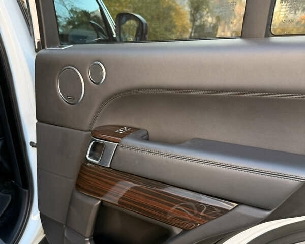 Білий Ленд Ровер Рендж Ровер, об'ємом двигуна 3 л та пробігом 212 тис. км за 28000 $, фото 30 на Automoto.ua