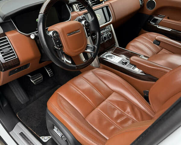 Білий Ленд Ровер Рендж Ровер, об'ємом двигуна 4.4 л та пробігом 130 тис. км за 38500 $, фото 21 на Automoto.ua