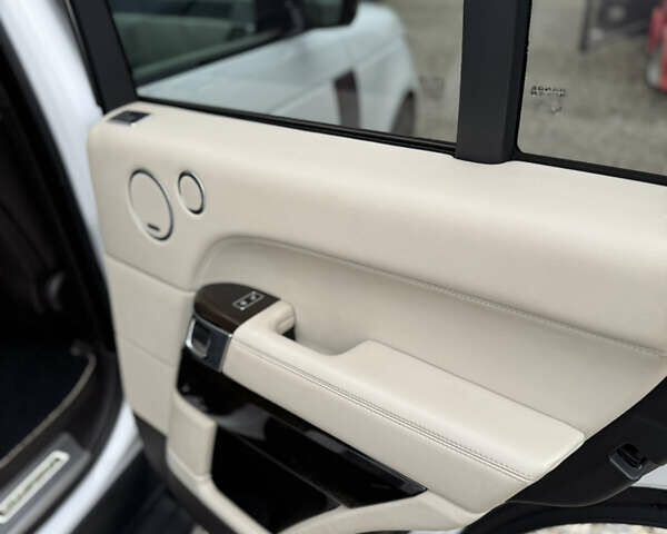 Белый Ленд Ровер Рендж Ровер, объемом двигателя 2.99 л и пробегом 148 тыс. км за 34000 $, фото 37 на Automoto.ua