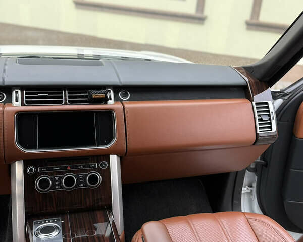 Білий Ленд Ровер Рендж Ровер, об'ємом двигуна 4.4 л та пробігом 130 тис. км за 38500 $, фото 24 на Automoto.ua